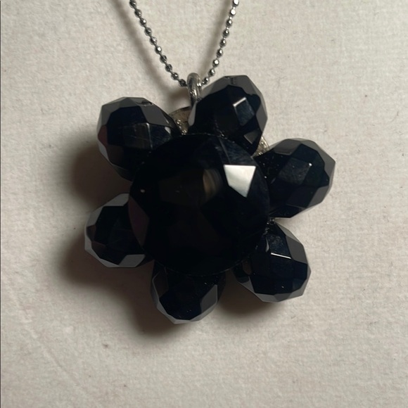 Elegant Black Flower Pendant Necklace - Picture 2 of 3